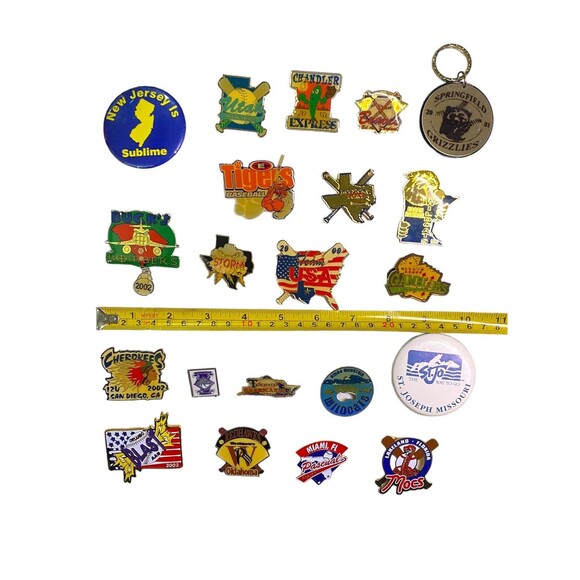 MIXED Vintage LOT 21 Pcs Various Enamel Pins Keychain Collection Sports - Picture 9 of 9